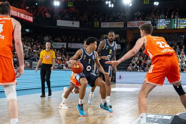 Szene mit Jack Kayil (7; Alba Berlin) und Jwan Roberts (13; Alba Berlin) gegen 22; Rasta Vechta und 4; Rasta Vechta in Aktion Spielaktion mit Jack Kayil (7; Alba Berlin) und 22; Rasta Vechta