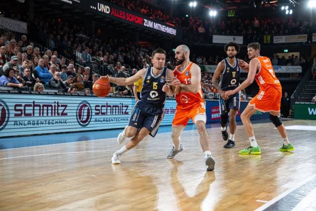 Spielaktion mit Martin Hermannsson (15; Alba Berlin), Tommy Kuhse (12; Rasta Vechta) und Norris Agbakoko (17; Alba Berlin) Martin Hermannsson (15; Alba Berlin) mit Ball gegen Tommy Kuhse (12; Rasta Vechta) und Norris Agbakoko (17; Alba Berlin)