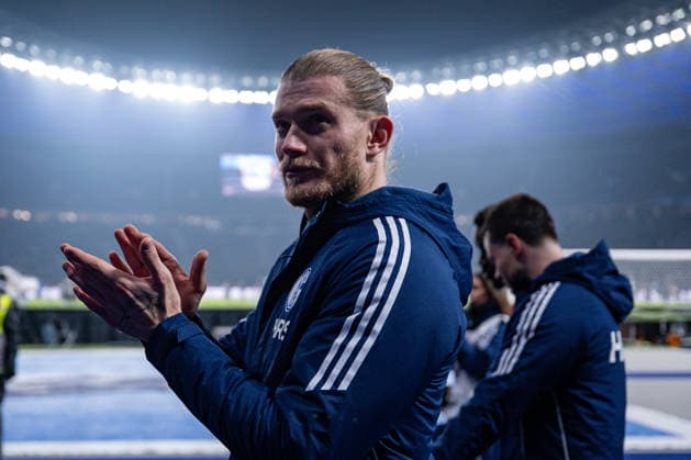 17.01.2026, Fussball, 2. Bundesliga, Saison 2025 2026, 18. Spieltag, Hertha BSC - FC Schalke 04, Torwart Loris Karius (FC Schalke 04) bedankt sich bei den Fans für die Unterstützung. xRHR-FOTO YYx