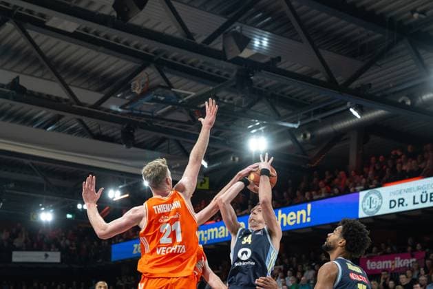 Justin Bean (34; Alba Berlin) mit Wurf gegen Lars Thiemann (21, Rasta Vechta) und Philipp Herkenhoff (14, Rasta Vechta). Der Wurf wird geblockt am 16. Spieltag der EasyCredit BBL. Justin Bean (34; Alba Berlin) mit Wurf gegen Lars Thiemann (21, Rasta Vechta) und Philipp Herkenhoff (14, Rasta Vechta)
