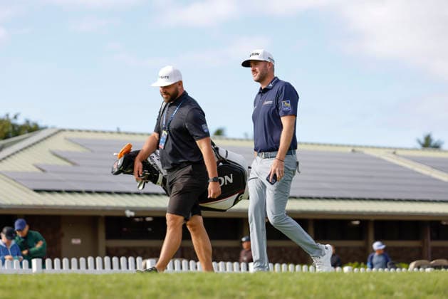 January 17, 2026, Honolulu, Hawaii, USA: TAYLOR PENDRITH, right, and his caddy arrive at the 1st during Round 3 of the 2026 Sony Open in Honolulu, Hawaii on January 17, 2026. Honolulu USA - ZUMAm310 20260117_zsp_m310_074 Copyright: xElliotxMilesx