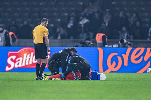 17.01.2026, Fussball, 2. Bundesliga, Saison 2025 2026, 18. Spieltag, Hertha BSC - FC Schalke 04, Vitalie Becker (FC Schalke 04) wird am Knie behandelt, xRHR-FOTO YYx