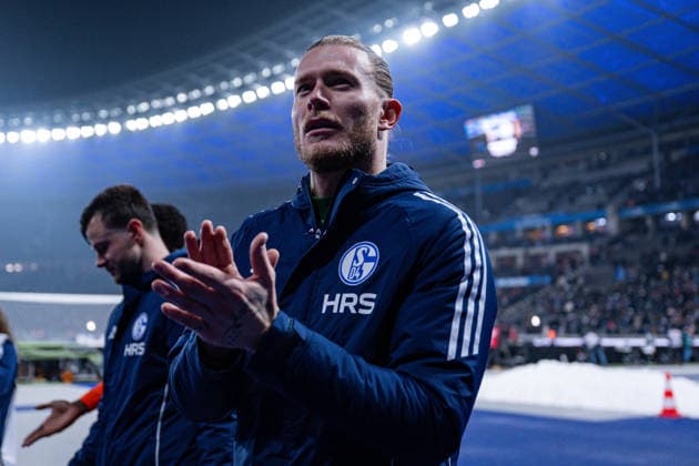 17.01.2026, Fussball, 2. Bundesliga, Saison 2025 2026, 18. Spieltag, Hertha BSC - FC Schalke 04, Torwart Loris Karius (FC Schalke 04) bedankt sich bei den Fans für die Unterstützung. xRHR-FOTO YYx