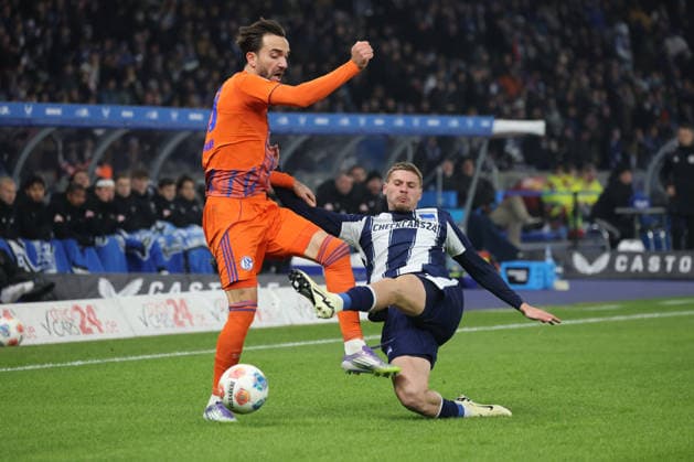 2. Fußball Bundesliga, Hertha BSC - Schalke 04; Márton Dárdai (Hertha, 31) im Zweikampf mit Emil Højlund (Schalke, 19), während der Begegnung in der 2. Fußball Bundesliga, Hertha BSC Berlin - Schalke 04, 17.01.2026 in Berlin, Olympiastadion. DFB regulations prohibit any use of photographs as image sequences and or quasi video.