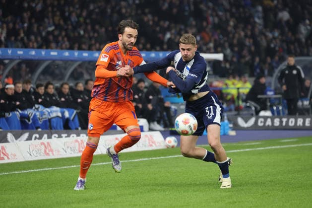 2. Fußball Bundesliga, Hertha BSC - Schalke 04; Márton Dárdai (Hertha, 31) im Zweikampf mit Emil Højlund (Schalke, 19), während der Begegnung in der 2. Fußball Bundesliga, Hertha BSC Berlin - Schalke 04, 17.01.2026 in Berlin, Olympiastadion. DFB regulations prohibit any use of photographs as image sequences and or quasi video.