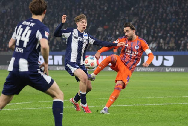 2. Fußball Bundesliga, Hertha BSC - Schalke 04; Kennet Eichhorn (Hertha, 23) im Zweikampf mit Emil Højlund (Schalke, 19) während der Begegnung in der 2. Fußball Bundesliga, Hertha BSC Berlin - Schalke 04, 17.01.2026 in Berlin, Olympiastadion. DFB regulations prohibit any use of photographs as image sequences and or quasi video.