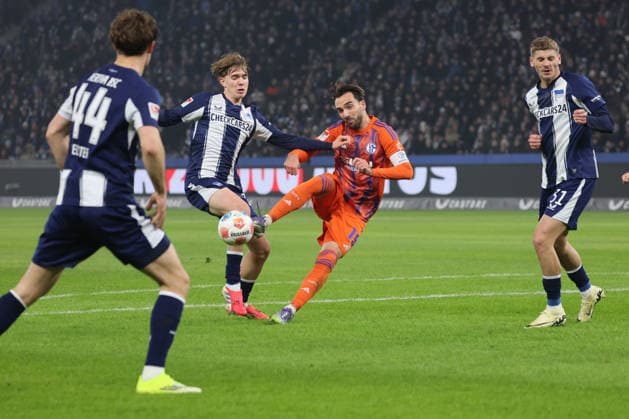 2. Fußball Bundesliga, Hertha BSC - Schalke 04; Kennet Eichhorn (Hertha, 23) im Zweikampf mit Emil Højlund (Schalke, 19) während der Begegnung in der 2. Fußball Bundesliga, Hertha BSC Berlin - Schalke 04, 17.01.2026 in Berlin, Olympiastadion. DFB regulations prohibit any use of photographs as image sequences and or quasi video.