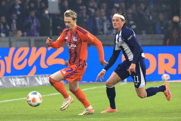 DEU, DFL, 2. FBL, Hertha BSC vs. Schalke 04, 17.01.2026, Berliner Olympiastadion, Berlin, DEU, DFL, 2. FBL, Hertha BSC vs. Schalke 04, im Bild Fabian Reese (Hertha BSC Berlin 11), FINN PORATH (Schalke 04 27) DFL - regulations prohibit any use of Photographs as image sequences and or quasi-video