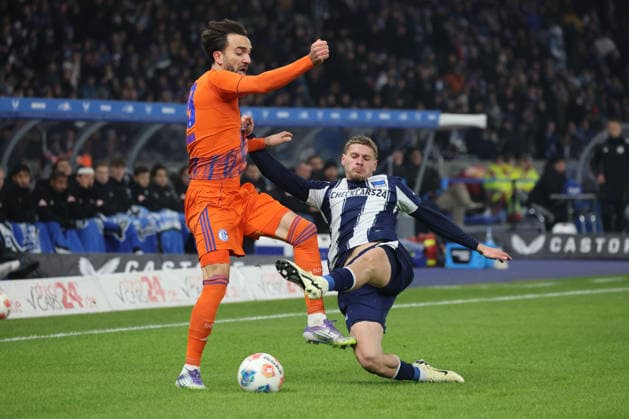 2. Fußball Bundesliga, Hertha BSC - Schalke 04; Márton Dárdai (Hertha, 31) im Zweikampf mit Emil Højlund (Schalke, 19), während der Begegnung in der 2. Fußball Bundesliga, Hertha BSC Berlin - Schalke 04, 17.01.2026 in Berlin, Olympiastadion. DFB regulations prohibit any use of photographs as image sequences and or quasi video.