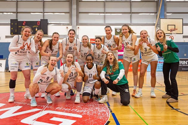 17.01.2026, xovx, Basketball Frauen 2. Bundesliga Nord, Bender Baskets Grünberg - Hürther BC Die Spielerinnen der Bender Baskets Grünberg bejubeln den 82:50 Sieg gegen den Hürther BC. Grünberg Sporthalle Theo-Koch-Schule Hessen Deutschland (DE)