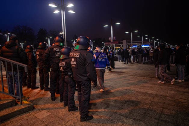 Fussball, Herren, Saison 2025 2026, 2. Bundesliga (18. Spieltag), Hertha BSC - FC Schalke 04, am S-Bahnhof Olympiastadion gerieten Polizei und Schalke-Fans auf der Abreise nach dem Spiel aneinander, 17.01. 2026,