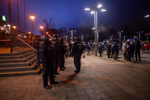 Fussball, Herren, Saison 2025 2026, 2. Bundesliga (18. Spieltag), Hertha BSC - FC Schalke 04, am S-Bahnhof Olympiastadion gerieten Polizei und Schalke-Fans auf der Abreise nach dem Spiel aneinander, 17.01. 2026,