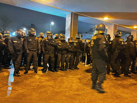 Fussball, Herren, Saison 2025 2026, 2. Bundesliga (18. Spieltag), Hertha BSC - FC Schalke 04, am S-Bahnhof Olympiastadion gerieten Polizei und Schalke-Fans auf der Abreise nach dem Spiel aneinander, 17.01. 2026,