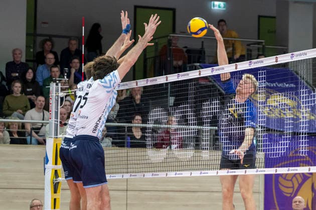 1.Volleyball Bundesliga -Saison 2025 2026 Cerebricks Volley Goats Mitteldeutschland vs.ASV Dachau Halle, Deutschland 17. Januar 2026: Im Bild:v.li.William Kuhns (Dachau), Alexander King (Dachau) und Samuel Schellenberg (Bitterfeld) Halle Saale swh.Arena Sachsen-Anhalt Deutschland