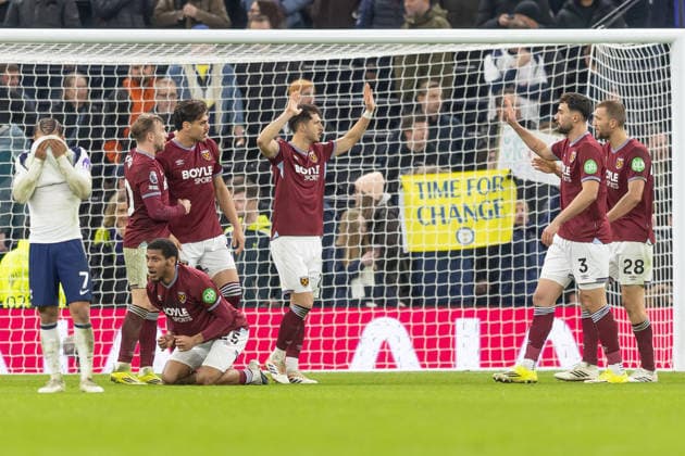 Tottenham Hotspur v West Ham United, Premier League, Football, Tottenham Hotspur Stadium, London, UK - 17 Jan 2026 West Ham United players celebrate at full time London Tottenham Hotspur Stadium Tottenham GBR, UK NEWSPAPERS OUT Copyright: xEllixBirchx