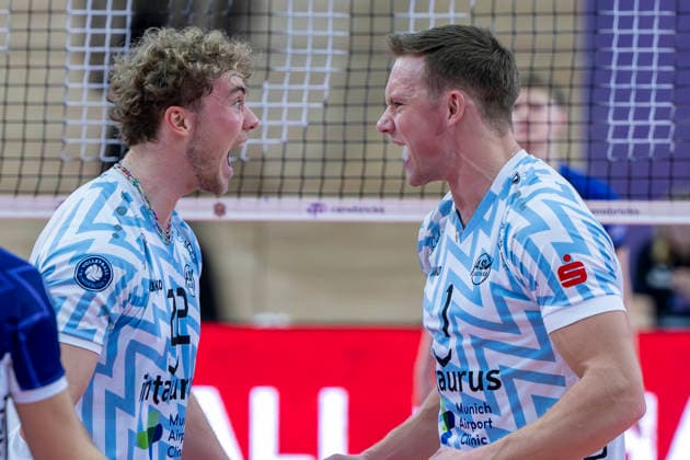 1.Volleyball Bundesliga -Saison 2025 2026 Cerebricks Volley Goats Mitteldeutschland vs.ASV Dachau Halle, Deutschland 17. Januar 2026: Im Bild:v.li.Severin Brandt (Dachau) und Levi Olson (Dachau) Jubel, Freude, Emotion, Mimik, starker Gesichtsausdruck, Emotion, Halle Saale swh.Arena Sachsen-Anhalt Deutschland