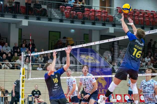 1.Volleyball Bundesliga -Saison 2025 2026 Cerebricks Volley Goats Mitteldeutschland vs.ASV Dachau Halle, Deutschland 17. Januar 2026: Im Bild:v.li.Dax Tompkins (Bitterfeld), Mika Kenji Takano (Dachau), Alexander King (Dachau), Paul Stommel (Bitterfeld) und William Kuhns (Dachau) Halle Saale swh.Arena Sachsen-Anhalt Deutschland