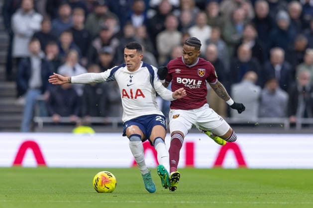 Tottenham Hotspur v West Ham United, Premier League, Football, Tottenham Hotspur Stadium, London, UK - 17 Jan 2026 Crysencio Summerville of West Ham United pressures Pedro Porro of Tottenham Hotspur London Tottenham Hotspur Stadium Tottenham GBR, UK NEWSPAPERS OUT Copyright: xEllixBirchx