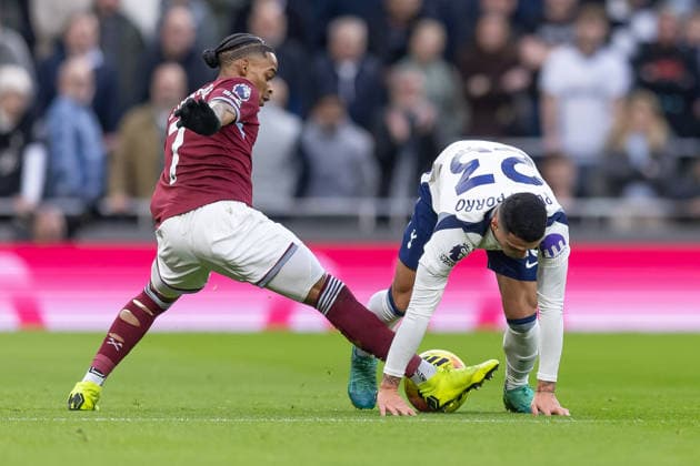Tottenham Hotspur v West Ham United, Premier League, Football, Tottenham Hotspur Stadium, London, UK - 17 Jan 2026 Crysencio Summerville of West Ham United tangles with Pedro Porro of Tottenham Hotspur London Tottenham Hotspur Stadium Tottenham GBR, UK NEWSPAPERS OUT Copyright: xEllixBirchx