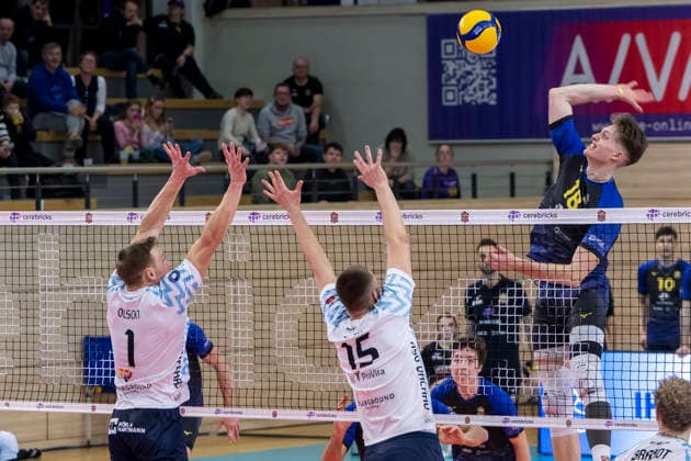 1.Volleyball Bundesliga -Saison 2025 2026 Cerebricks Volley Goats Mitteldeutschland vs.ASV Dachau Halle, Deutschland 17. Januar 2026: Im Bild:v.li.Levi Olson (Dachau), Fabian Suck (Dachau) und Dax Tompkins (Bitterfeld) Halle Saale swh.Arena Sachsen-Anhalt Deutschland