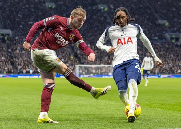 Tottenham Hotspur v West Ham United, Premier League, Football, Tottenham Hotspur Stadium, London, UK - 17 Jan 2026 Jarrod Bowen of West Ham United nutmegs Djed Spence of Tottenham Hotspur London Tottenham Hotspur Stadium Tottenham GBR, UK NEWSPAPERS OUT Copyright: xEllixBirchx