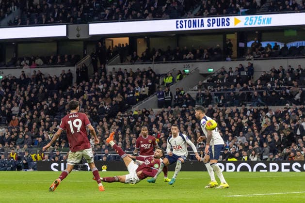 Tottenham Hotspur v West Ham United, Premier League, Football, Tottenham Hotspur Stadium, London, UK - 17 Jan 2026 Taty Castellanos of West Ham United attempt on goal London Tottenham Hotspur Stadium Tottenham GBR, UK NEWSPAPERS OUT Copyright: xEllixBirchx
