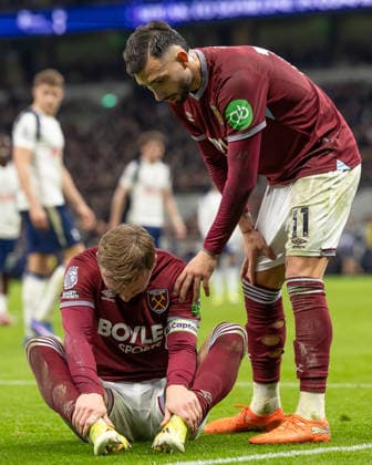 Tottenham Hotspur v West Ham United, Premier League, Football, Tottenham Hotspur Stadium, London, UK - 17 Jan 2026 Taty Castellanos of West Ham United checks on Jarrod Bowen of West Ham United after he was fouled London Tottenham Hotspur Stadium Tottenham GBR, UK NEWSPAPERS OUT Copyright: xEllixBirchx