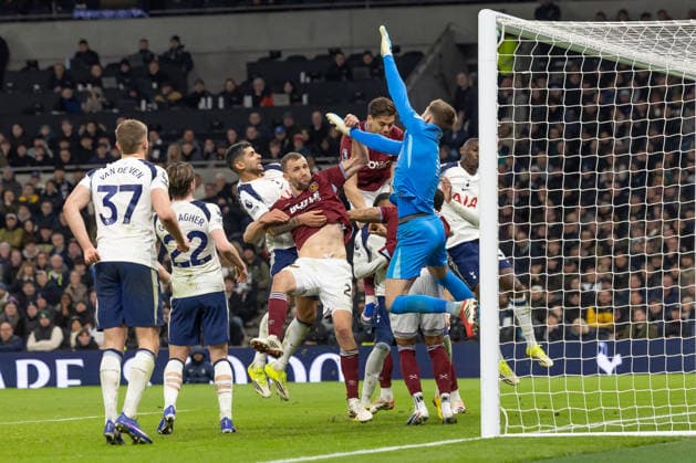 Tottenham Hotspur v West Ham United, Premier League, Football, Tottenham Hotspur Stadium, London, UK - 17 Jan 2026 Goalkeeper Guglielmo Vicario of Tottenham Hotspur scrabbles to make a save London Tottenham Hotspur Stadium Tottenham GBR, UK NEWSPAPERS OUT Copyright: xEllixBirchx