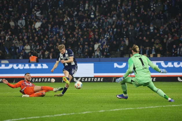 2. Fußball Bundesliga, Hertha BSC - Schalke 04; Luca Schuler (Hertha, 18) beim Torschuss auf das Tor gegen Torwart Goal Keeper Loris Karius (Schalke, 1), während der Begegnung in der 2. Fußball Bundesliga, Hertha BSC Berlin - Schalke 04, 17.01.2026 in Berlin, Olympiastadion. DFB regulations prohibit any use of photographs as image sequences and or quasi video.