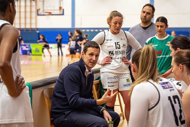 17.01.2026, xovx, Basketball Frauen 2. Bundesliga Nord, Bender Baskets Grünberg - Hürther BC Ansprache von Trainer Patrick Unger (Bender Baskets Grünberg) in der Auszeit. Grünberg Sporthalle Theo-Koch-Schule Hessen Deutschland (DE)
