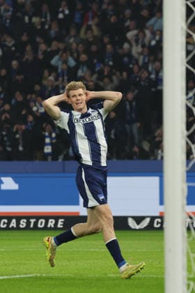 2. Fußball Bundesliga, Hertha BSC - Schalke 04; Luca Schuler (Hertha, 18) beim Torschuss auf das Tor gegen Torwart Goal Keeper Loris Karius (Schalke, 1), während der Begegnung in der 2. Fußball Bundesliga, Hertha BSC Berlin - Schalke 04, 17.01.2026 in Berlin, Olympiastadion. DFB regulations prohibit any use of photographs as image sequences and or quasi video.