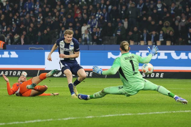 2. Fußball Bundesliga, Hertha BSC - Schalke 04; Luca Schuler (Hertha, 18) beim Torschuss auf das Tor gegen Torwart Goal Keeper Loris Karius (Schalke, 1), während der Begegnung in der 2. Fußball Bundesliga, Hertha BSC Berlin - Schalke 04, 17.01.2026 in Berlin, Olympiastadion. DFB regulations prohibit any use of photographs as image sequences and or quasi video.