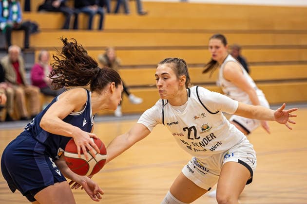 17.01.2026, xovx, Basketball Frauen 2. Bundesliga Nord, Bender Baskets Grünberg - Hürther BC v.l. Sara Schmitz (Hürther BC), Katharina Quapil (Bender Baskets Grünberg) Grünberg Sporthalle Theo-Koch-Schule Hessen Deutschland (DE)