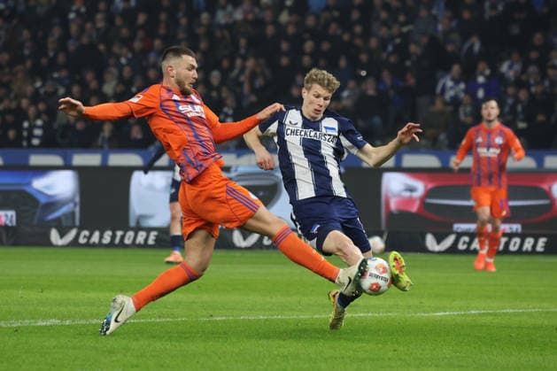 2. Fußball Bundesliga, Hertha BSC - Schalke 04; Luca Schuler (Hertha, 18) im Zweikampf mit Hasan Kuruçay (Schalke, 4), während der Begegnung in der 2. Fußball Bundesliga, Hertha BSC Berlin - Schalke 04, 17.01.2026 in Berlin, Olympiastadion. DFB regulations prohibit any use of photographs as image sequences and or quasi video.