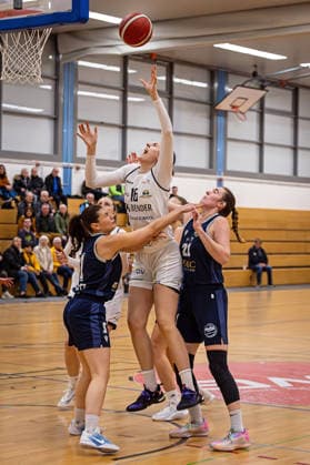 17.01.2026, xovx, Basketball Frauen 2. Bundesliga Nord, Bender Baskets Grünberg - Hürther BC v.l. Sara Schmitz (Hürther BC), Emma Kramer (Bender Baskets Grünberg), Charlotte Kohl (Bender Baskets Grünberg), Maria Hack (Hürther BC) Grünberg Sporthalle Theo-Koch-Schule Hessen Deutschland (DE)