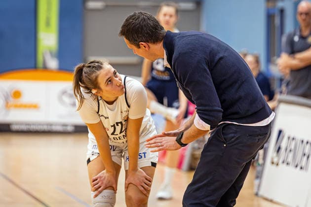 17.01.2026, xovx, Basketball Frauen 2. Bundesliga Nord, Bender Baskets Grünberg - Hürther BC v.l. Katharina Quapil (Bender Baskets Grünberg), Trainer Patrick Unger (Bender Baskets Grünberg) Grünberg Sporthalle Theo-Koch-Schule Hessen Deutschland (DE)