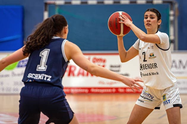 17.01.2026, xovx, Basketball Frauen 2. Bundesliga Nord, Bender Baskets Grünberg - Hürther BC v.l. Sara Schmitz (Hürther BC), Lotte Seegräber (Bender Baskets Grünberg) Grünberg Sporthalle Theo-Koch-Schule Hessen Deutschland (DE)