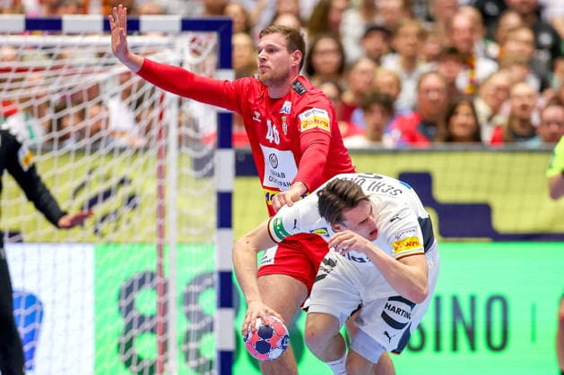 17.01.2026, Handball, Men s EHF EURO 2026, Deutschland - Serbien, Jyske Bank Boxen in Herning, Dänemark, Preliminary Round: Dragan Pechmalbec (Serbien 46) im Zweikampf gegen Miro Schluroff (Germany 05) Dänemark