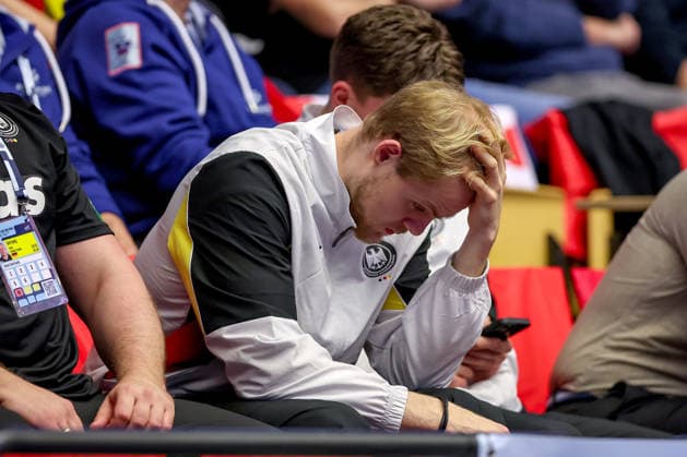 17.01.2026, Handball, Men s EHF EURO 2026, Deutschland - Serbien, Jyske Bank Boxen in Herning, Dänemark, Preliminary Round: Matthes Langhoff (Germany 13) auf der Tribüne sichtlich Enttäuscht bei der Niederlage gegen Serbien Enttäuschung Dänemark
