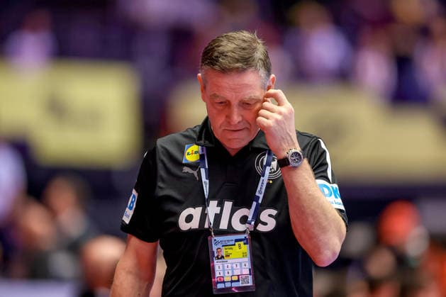 17.01.2026, Handball, Men s EHF EURO 2026, Deutschland - Serbien, Jyske Bank Boxen in Herning, Dänemark, Preliminary Round: Headcoach Alfred Gislason (Germany hc) kratzt sich sichtlich Enttäuscht bei der Niederlage gegen Serbien am Kopf Enttäuschung über das Timeout Dänemark
