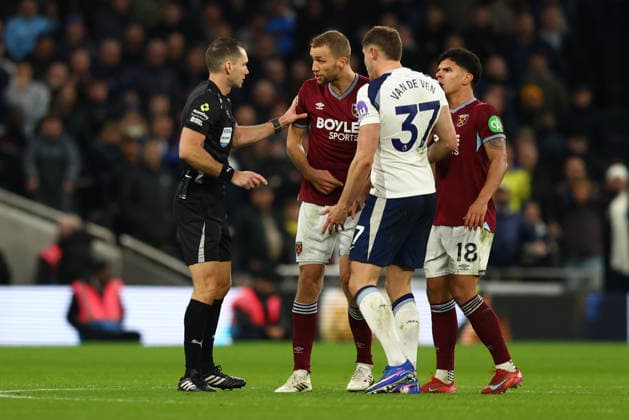 Tottenham Hotspur v West Ham United, Premier League Referee Jarred Gillett speaks with West Ham midfielder Tomas Soucek (28) during the Tottenham Hotspur v West Ham United Premier League match at the Tottenham Hotspur Stadium, London, England on 17 January 2026 Credit: Sally Rawlins Every Second Media Editorial use only. All images are copyright Every Second Media Limited. No images may be reproduced without prior permission. All rights reserved. Premier League and Football League images are subject to licensing agreements with Football DataCo Limited. see https: www.football-dataco.com Copyright: xIMAGO EveryxSecondxMediax ESM-1762-0139 SallyxRawlinsx xEveryxSecondxMediax