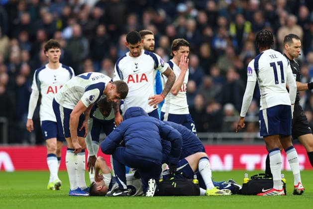 Tottenham Hotspur v West Ham United, Premier League Tottenham Hotspur defender Ben Davies (33) lies on the ground and receives medical treatment during the Tottenham Hotspur v West Ham United Premier League match at the Tottenham Hotspur Stadium, London, England on 17 January 2026 Credit: Sally Rawlins Every Second Media Editorial use only. All images are copyright Every Second Media Limited. No images may be reproduced without prior permission. All rights reserved. Premier League and Football League images are subject to licensing agreements with Football DataCo Limited. see https: www.football-dataco.com Copyright: xIMAGO EveryxSecondxMediax ESM-1762-0184 SallyxRawlinsx xEveryxSecondxMediax