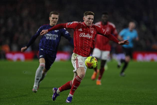NOTTINGHAM, ENGLAND - JANUARY 17: Elliot Anderson of Nottingham Forest runs with the ball during the Premier League match between Nottingham Forest and Arsenal at City Ground on January 17, 2026 in Nottingham, England. (Photo by James Holyoak) SPO 