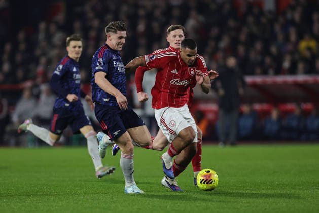 NOTTINGHAM, ENGLAND - JANUARY 17: Murillo of Nottingham Forest runs with the ball under pressure from Victor Gyokeres of Arsenal during the Premier League match between Nottingham Forest and Arsenal at City Ground on January 17, 2026 in Nottingham, England. (Photo by James Holyoak) SPO 
