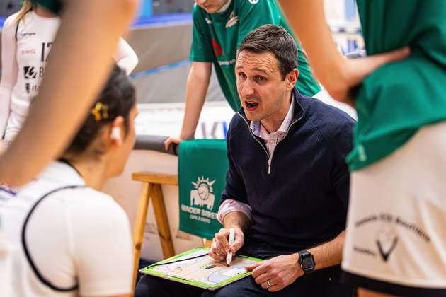 17.01.2026, xovx, Basketball Frauen 2. Bundesliga Nord, Bender Baskets Grünberg - Hürther BC Anweisungen von Trainer Patrick Unger (Bender Baskets Grünberg) an sein Team. Grünberg Sporthalle Theo-Koch-Schule Hessen Deutschland (DE)