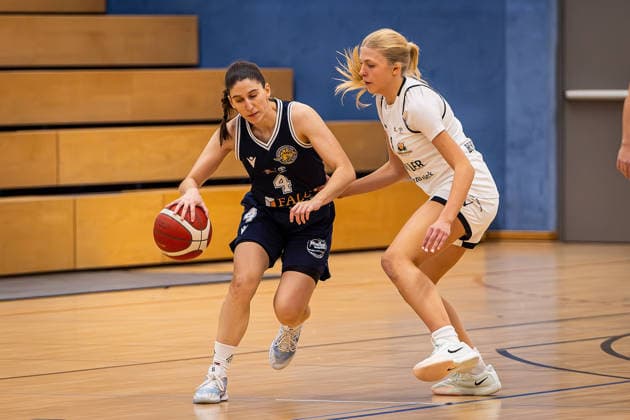 17.01.2026, xovx, Basketball Frauen 2. Bundesliga Nord, Bender Baskets Grünberg - Hürther BC v.l. Sena Balci (Hürther BC), Phebe Kramer (Bender Baskets Grünberg) Grünberg Sporthalle Theo-Koch-Schule Hessen Deutschland (DE)