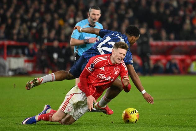 Nottingham Forest v Arsenal - Premier League Elliot Anderson of Nottingham Forest is fouled by Jurrien Timber of Arsenal during the Premier League match between Nottingham Forest and Arsenal at the City Ground in Nottingham, England, on January 17, 2026. Nottingham Nottinghamshire United Kingdom  Copyright: xMIxNewsx originalFilename:fletcher-nottingh260117_npRwR.jpg