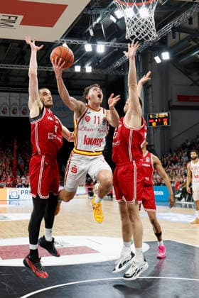 v. l. n. r.: Daniel Keppeler (Bamberg Baskets, 31)m Brae Ivey (Fitness First Wuerzburg Baskets, 11) and Daniel Keppeler (Bamberg Baskets, 31) 17.01.2026, Basketball, BBL, BMA365 Bamberg Baskets vs. Fitness First Wuerzburg Baskets, GER, Bamberg, Brose Arena. Copyright: HMBxMedia xHeikoxBecker