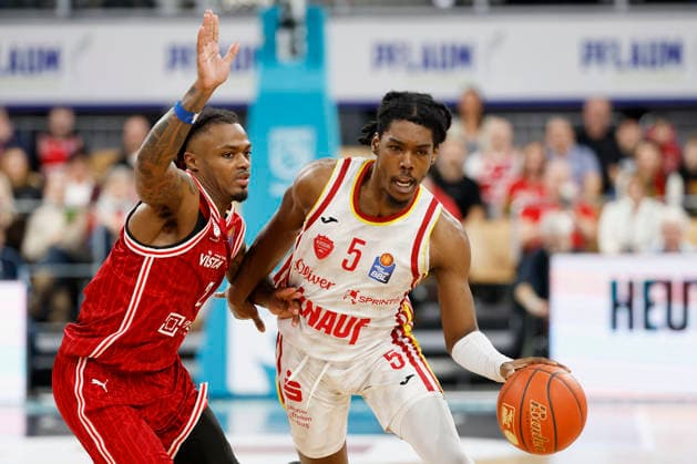v. l. n. r.: Cobe Williams (Bamberg Baskets, 24) and Marcus Carr (Fitness First Wuerzburg Baskets, 5) 17.01.2026, Basketball, BBL, BMA365 Bamberg Baskets vs. Fitness First Wuerzburg Baskets, GER, Bamberg, Brose Arena. Copyright: HMBxMedia xHeikoxBecker