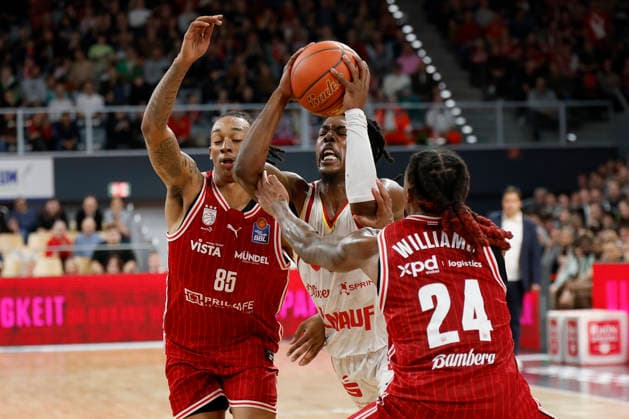 v. l. n. r.: Austin Matthew Crowley (Bamberg Baskets, 85), Marcus Carr (Fitness First Wuerzburg Baskets, 5) and Cobe Williams (Bamberg Baskets, 24), 17.01.2026, Basketball, BBL, BMA365 Bamberg Baskets vs. Fitness First Wuerzburg Baskets, GER, Bamberg, Brose Arena. Copyright: HMBxMedia xHeikoxBecker